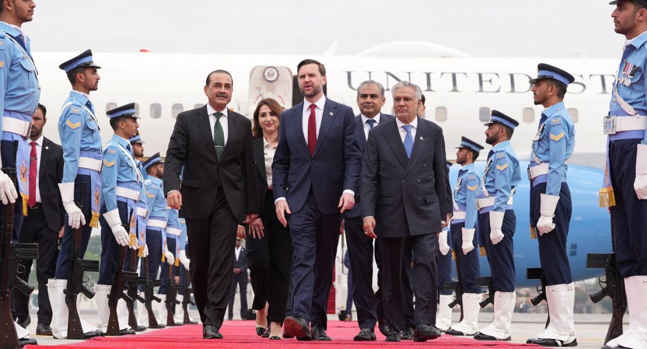 Sem acordo de paz entre EUA e Irã, Trump promete fechar Ormuz