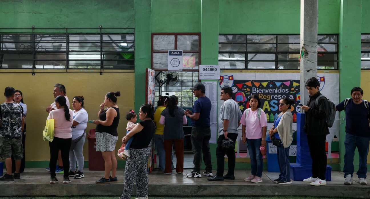 Peru: ultraconservador e esquerda disputam voto a voto para 2º turno