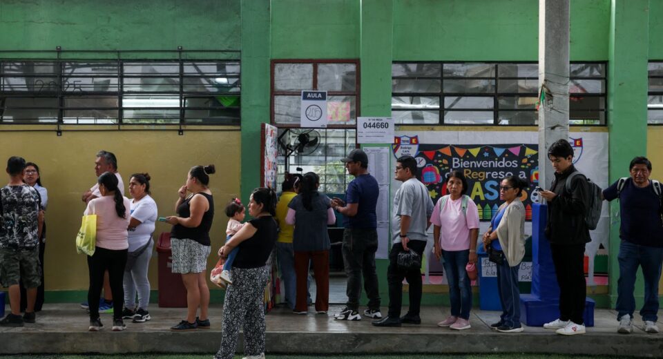 Peru: ultraconservador e esquerda disputam voto a voto para 2º turno