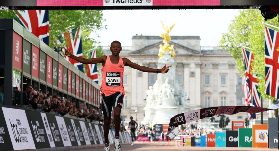 Queniano se torna primeiro atleta a correr maratona abaixo de 2 horas