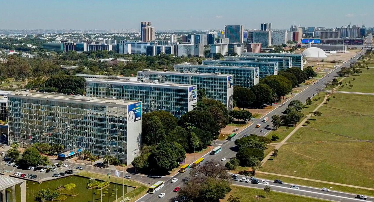 Lei reestrutura carreiras no Executivo e cria mais de 24 mil cargos