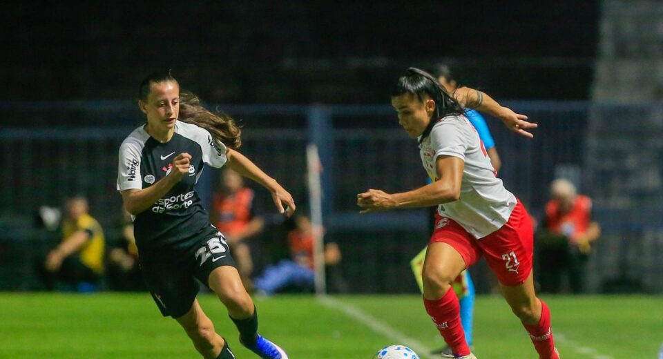 Corinthians goleia Bragantino e assume liderança do BR Feminino