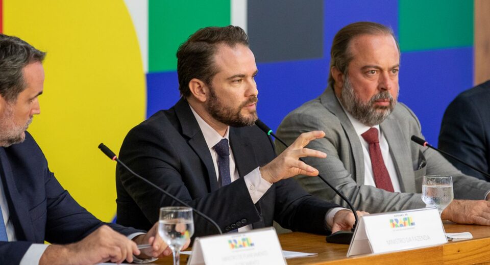 Governo eleva imposto do cigarro para bancar querosene e biodiesel