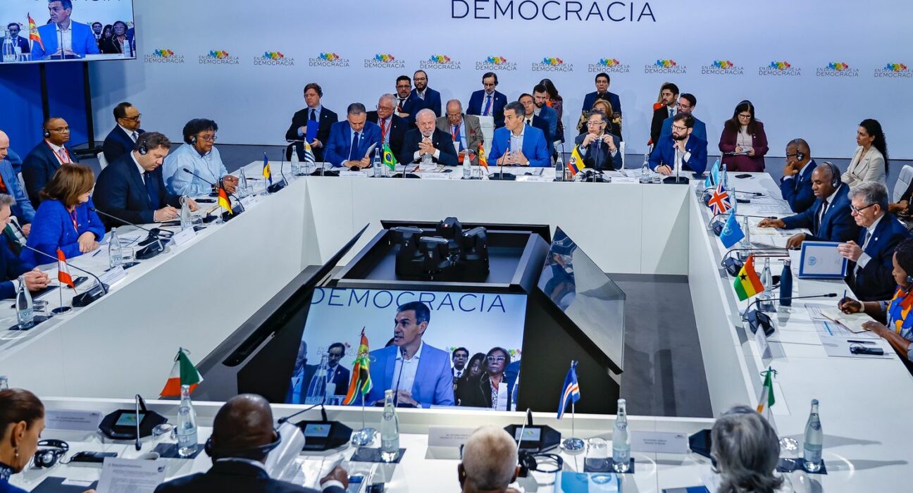 Pobres não podem pagar por irresponsabilidade das guerras, diz Lula