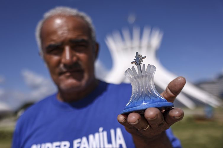 Brasília (DF), 18/04/2026 -  O artesão Aguinaldo Noleto produz pequenas peças homenageando os monumentos de Brasília. Foto: Marcelo Camargo/Agência Brasil
