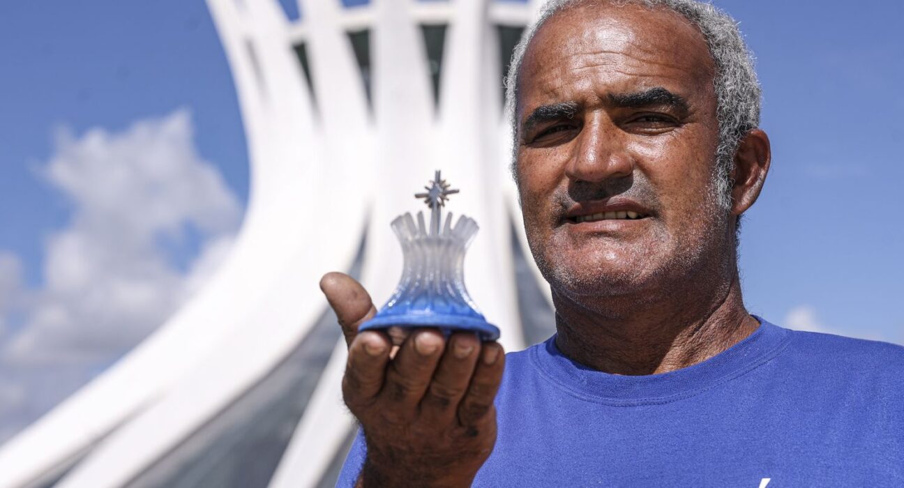 Com miniaturas, artesãos dão novo sentido à Brasília dos monumentos