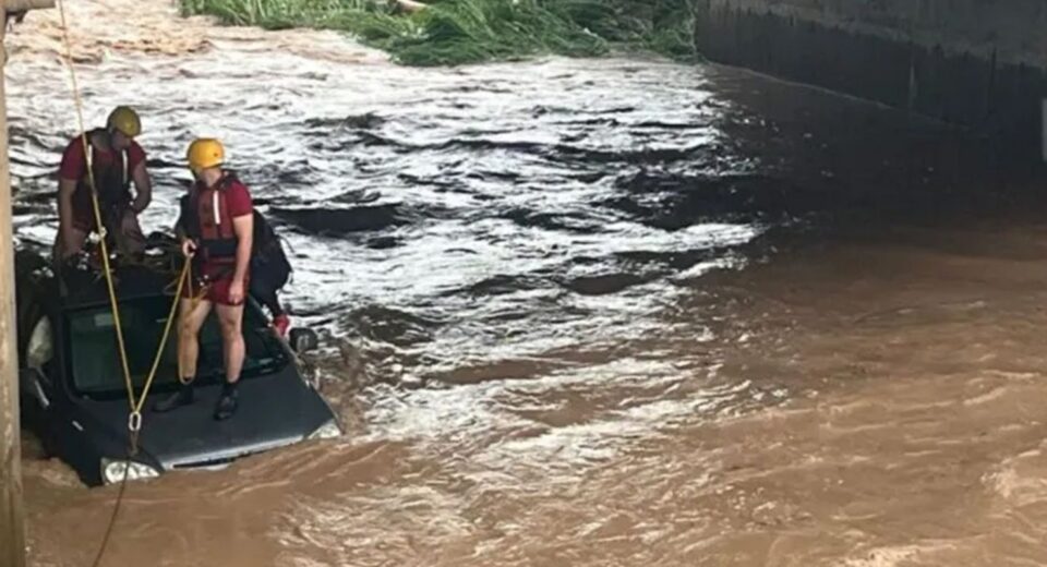 Bombeiros buscam por mulher desaparecida após chuva em Piracicaba