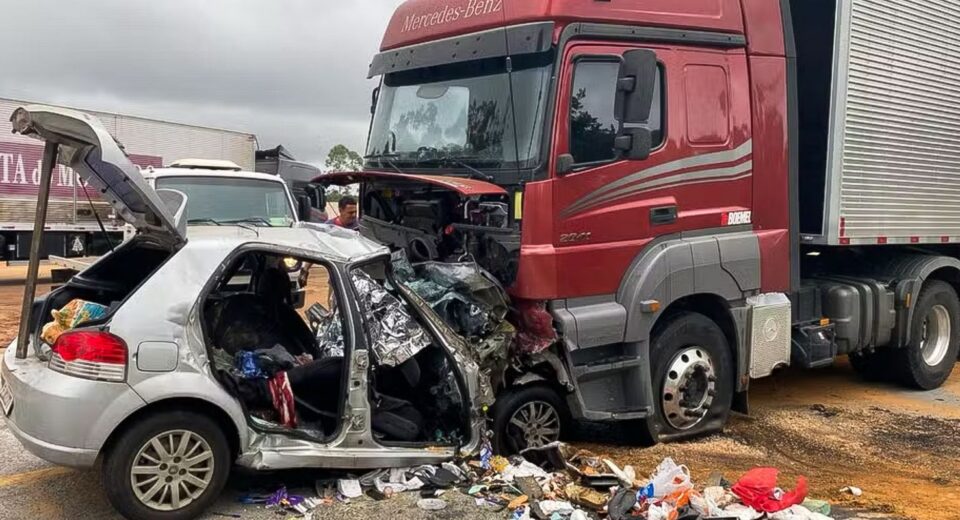 Seis pessoas da mesma família morrem em acidente na BR-251 em MG