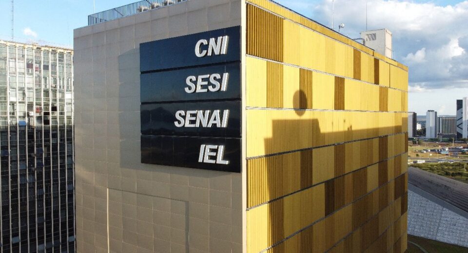 Indústria fatura 4,9% mais em fevereiro, mas continua em queda anual