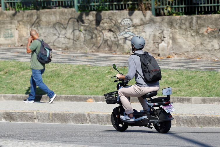 Rio de Janeiro (RJ), 06/04/2026 – Novas regras para a circulação de ciclomotores, bicicletas elétricas e patinetes nas vias da cidade. Foto: Fernando Frazão/Agência Brasil