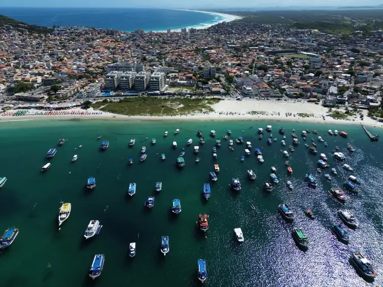 Arraial do Cabo (RJ), 13/04/2026 – Vista de embarcações de passeios turísticos atracadas na Praia dos Anjos, em Arraial do Cabo. Foto: Fernando Frazão/Agência Brasil