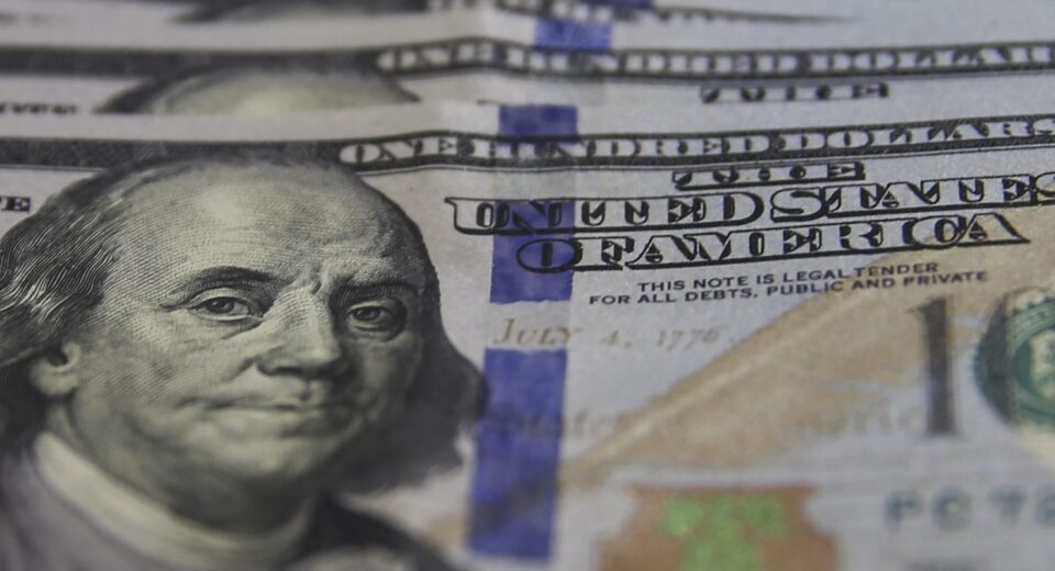 Dólar cai para R$ 5,17 e bolsa sobe com expectativas sobre guerra