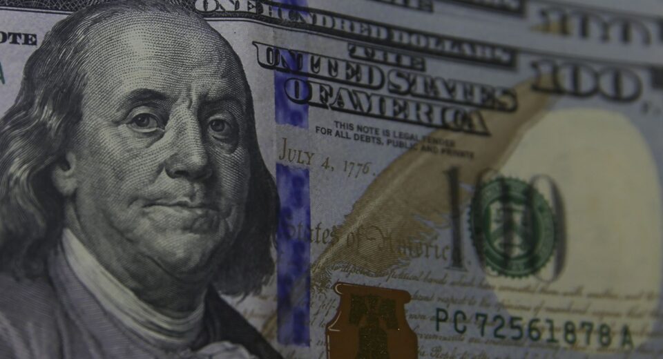 Dólar cai a R$ 5,06, e bolsa bate recorde com alívio no Oriente Médio
