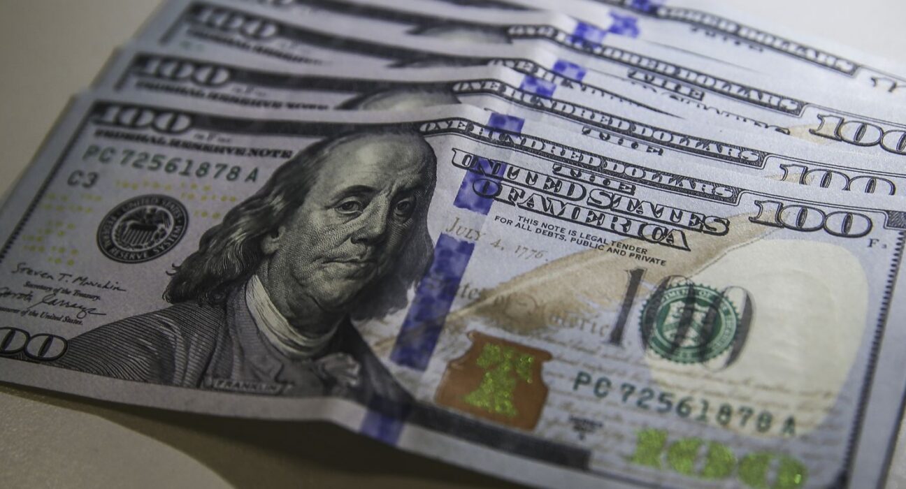 Dólar cai para R$ 4,95 e fecha no menor valor em dois anos