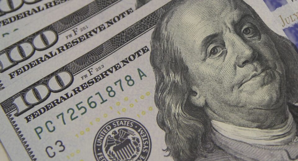 Dólar cai para R$ 5,01, e bolsa renova recorde com ajuda do exterior