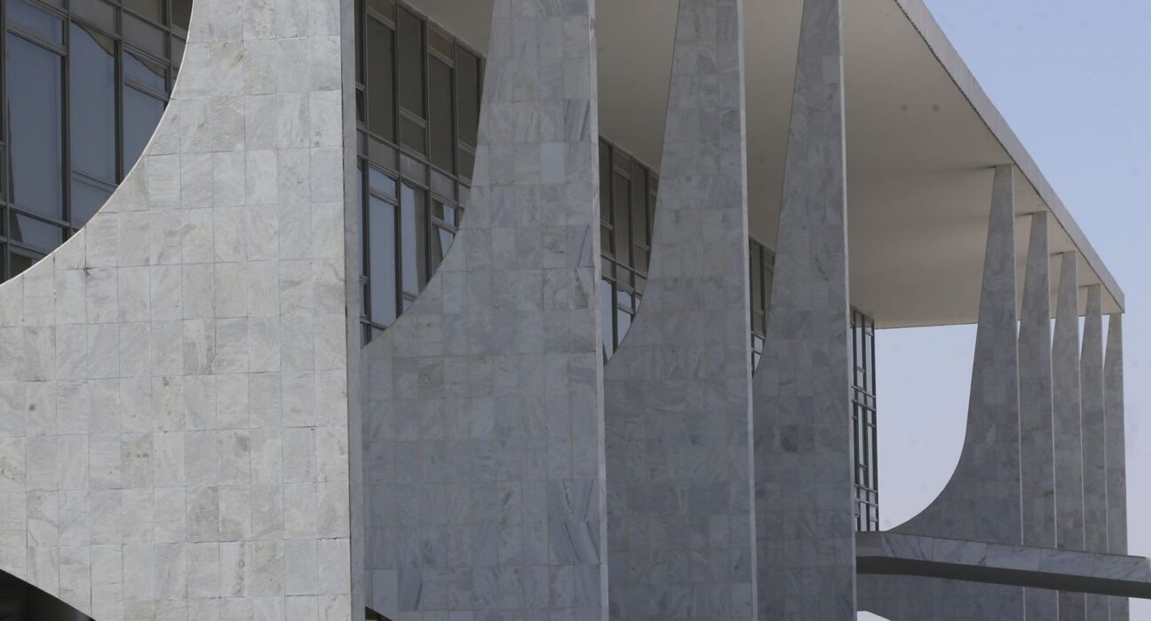 Terceirizados do governo têm redução de jornada e auxílio para creche