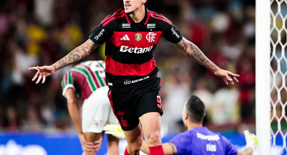 Com dois gols de Pedro, Flamengo vence Fluminense pelo Brasileirão