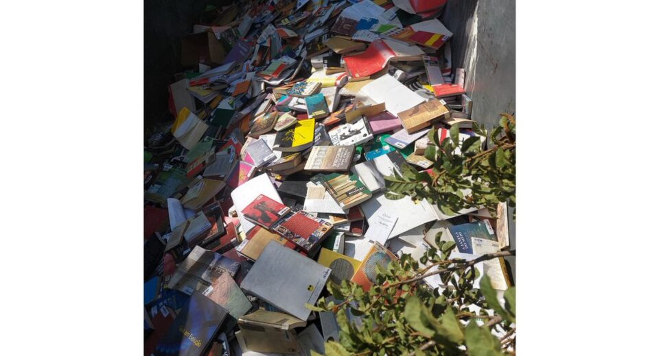 Prefeitura de Osasco joga no lixo livros de biblioteca municipal