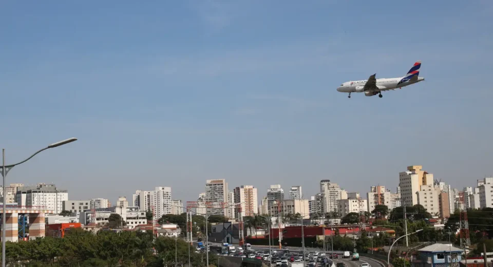 Empresas aéreas terão linha de crédito para enfrentar alta de custos