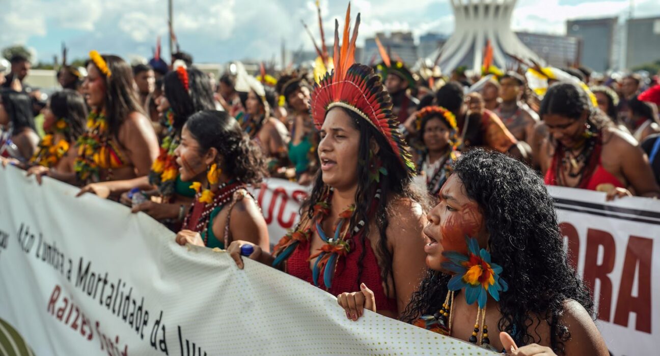 Em marcha, indígenas revelam orgulho de erguer faixas e bandeiras