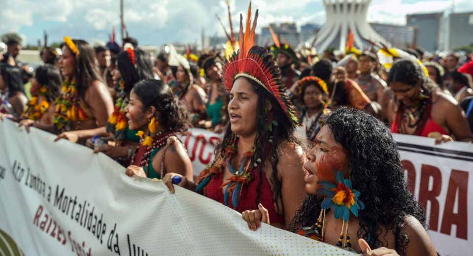 Em marcha, indígenas revelam orgulho de erguer faixas e bandeiras