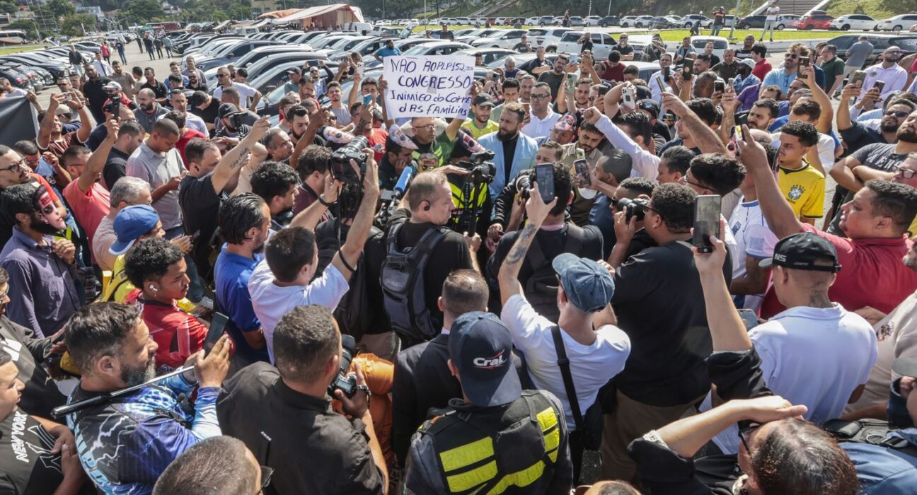 Motoristas protestam contra regulamentação do serviço por aplicativo