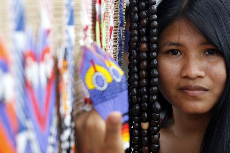 Brasília (DF), 07/04/2026 - Jaqueline Kalapalo fala sobre artesanato indígena no Acampamento Terra Livre 2026. Foto: Bruno Peres/Agência Brasil