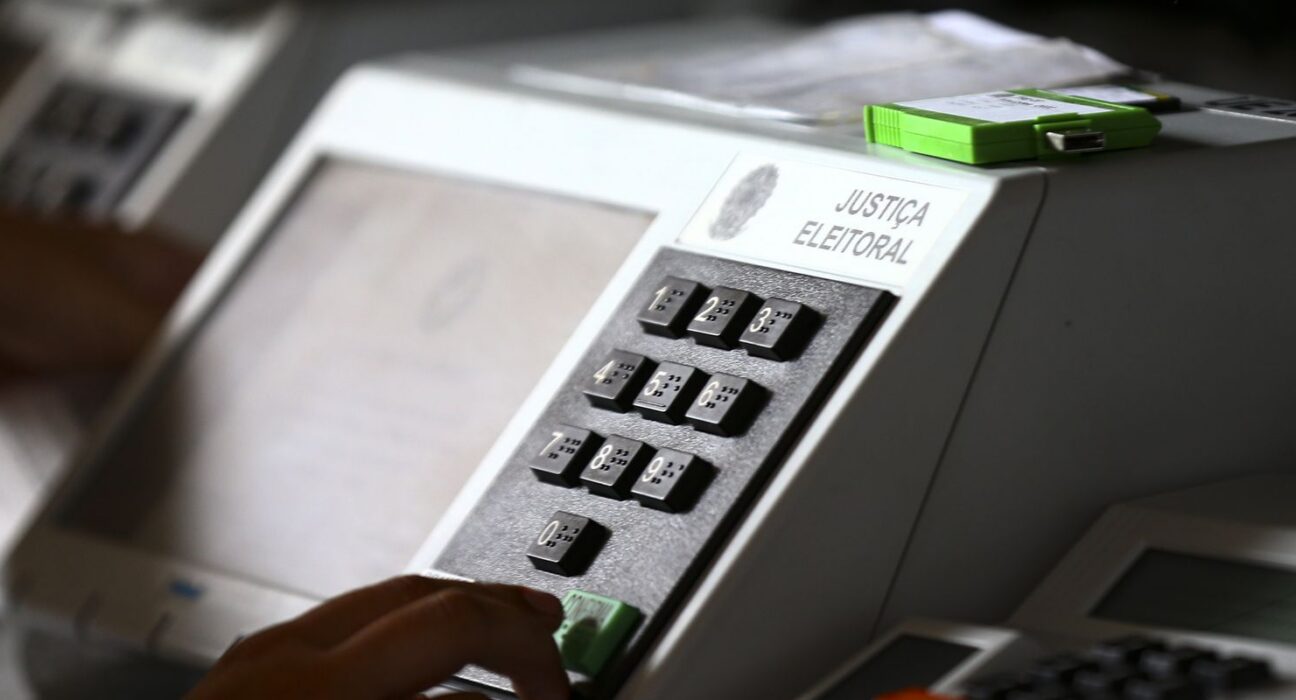 Onze governadores renunciam para disputar eleições de outubro