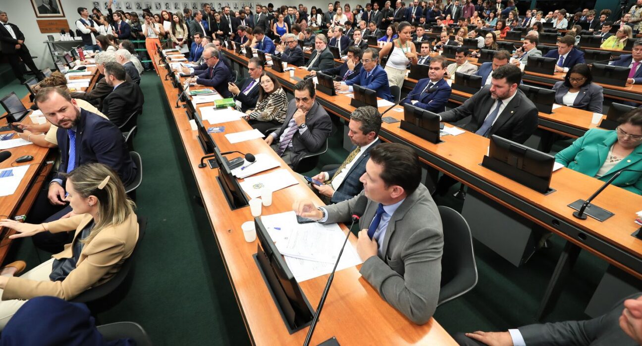 CCJ da Câmara retoma análise do fim da escala 6x1 nesta quarta