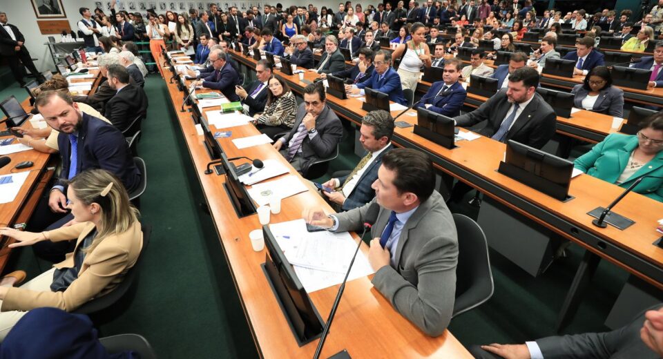 CCJ da Câmara retoma análise do fim da escala 6x1 nesta quarta