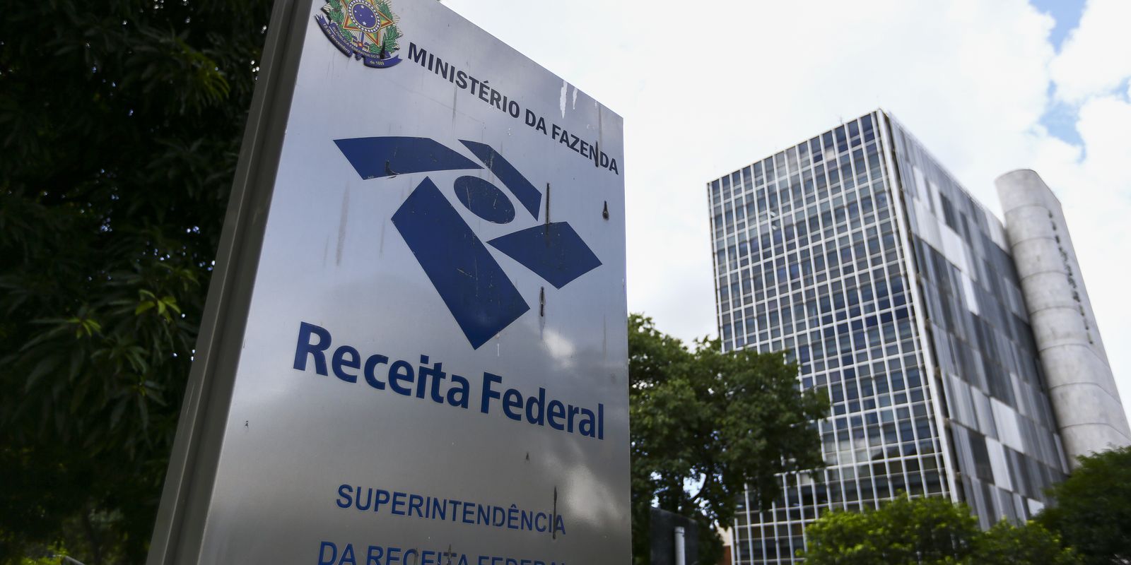 Receita regulamenta tributação mínima de 15% para multinacionais