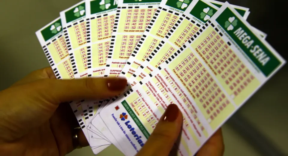 Mega-Sena acumula e prêmio principal vai para R$ 20 milhões