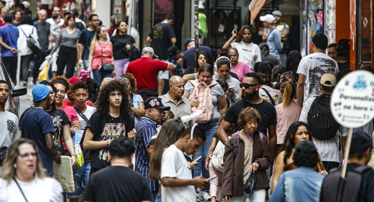 População no Brasil cresce em ritmo menor e está envelhecendo