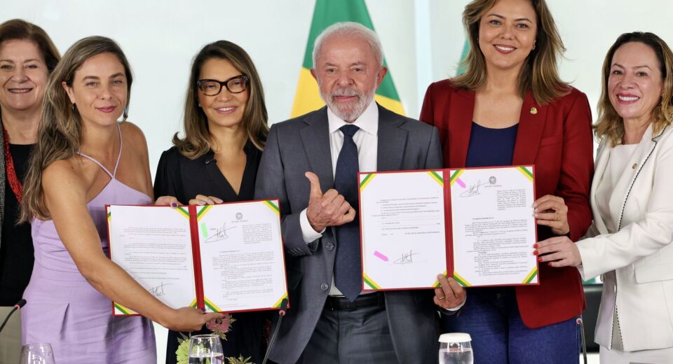 Lula sanciona leis para fortalecer combate à violência contra mulheres
