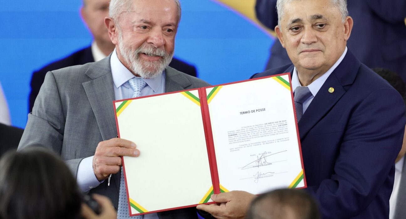 José Guimarães assume ministério e fala em "derrotar o fascismo"