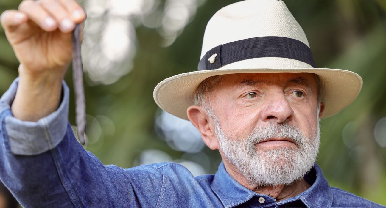 Lula vai a SP para tirar excesso de pele na cabeça e tratar tendinite