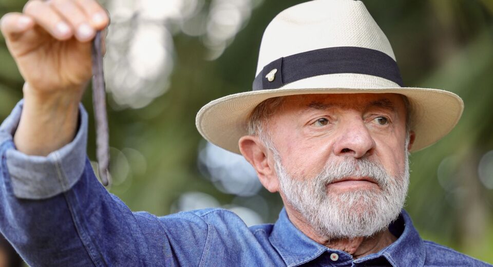 Lula vai a SP para tirar excesso de pele na cabeça e tratar tendinite