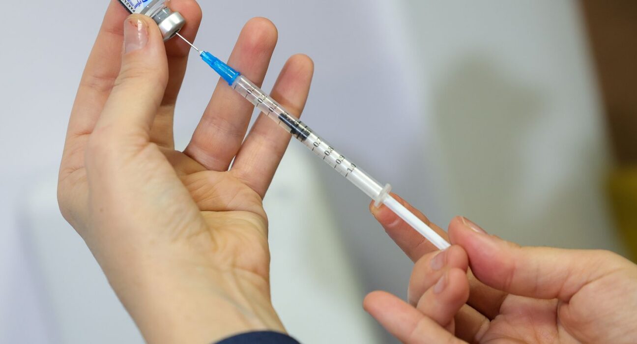 Vacina da gripe não aumenta risco da doença, alerta ministério