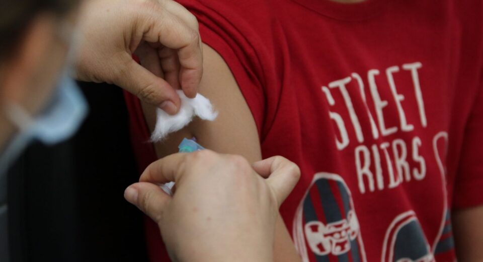 Vacinação nas escolas segue até dia 30 e meta é imunizar 27 milhões
