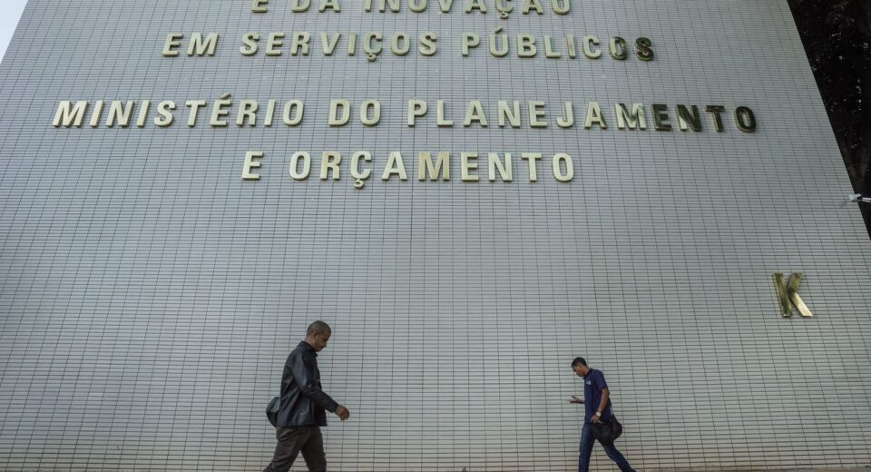 Gasto com pessoal e benefícios fiscais terão limite a partir de 2027