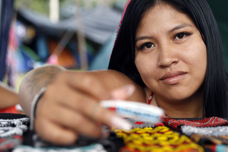 Brasília (DF), 07/04/2026 - Raira Kamaiurá fala sobre artesanato indígena no Acampamento Terra Livre 2026. Foto: Bruno Peres/Agência Brasil