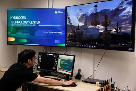 Foz do Iguaçu (PR), 17/07/2025 - Dan Yushin Miyaji,
 pesquisador do Centro de Tecnologias de Hidrogênio, no laboratório de hidrogênio verde, do Itaipu Parquetec. Foto: Tânia Rêgo/Agência Brasil