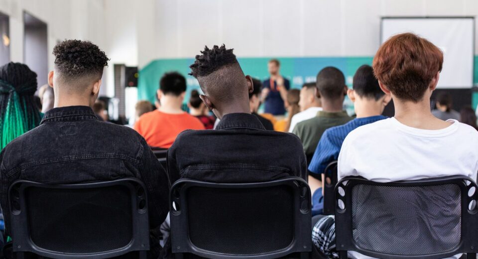 Encontro debate importância do ensino de jornalismo diante de IA