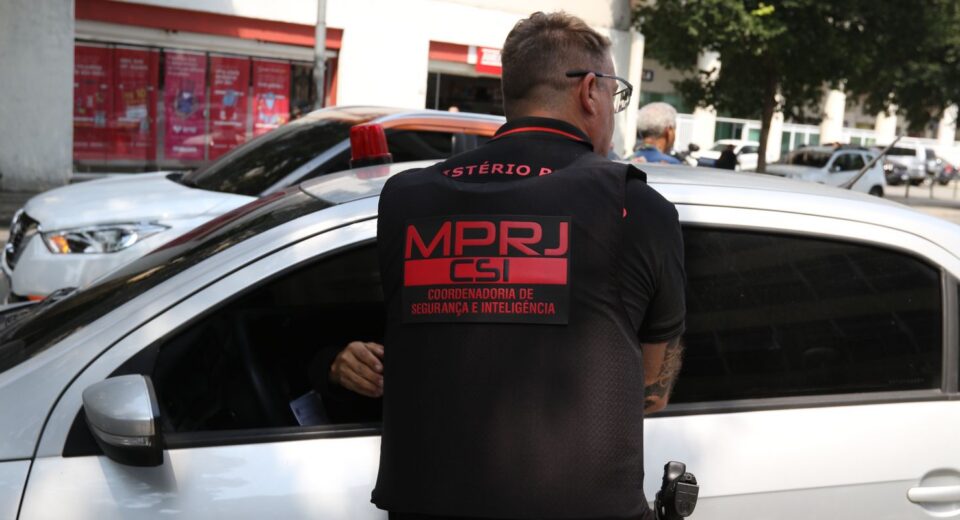 PMs do Rio são denunciados por desviar armas apreendidas em operações