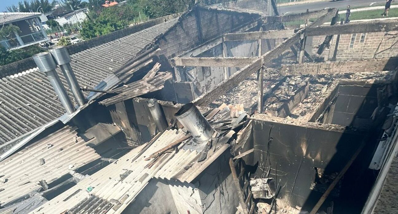 Avião de pequeno porte cai em Capão da Canoa sobre restaurante