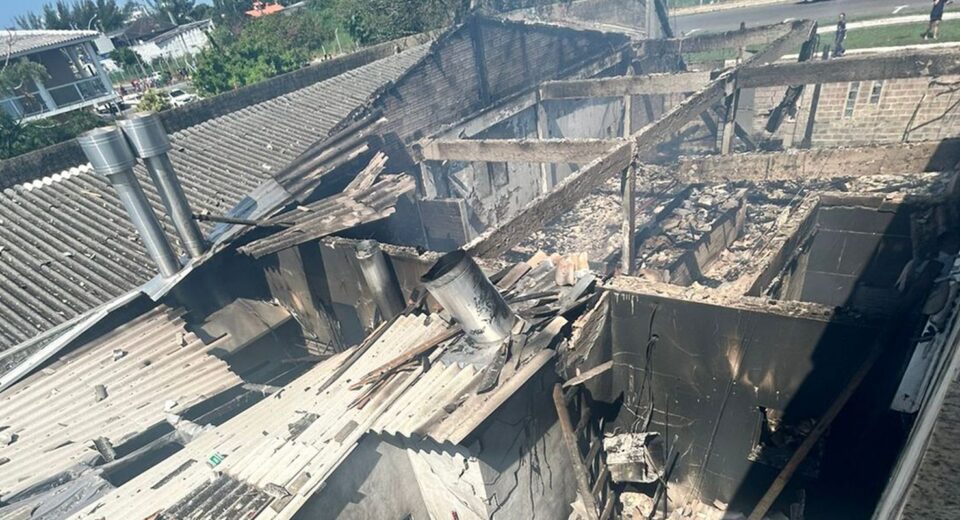 Avião de pequeno porte cai em Capão da Canoa sobre restaurante