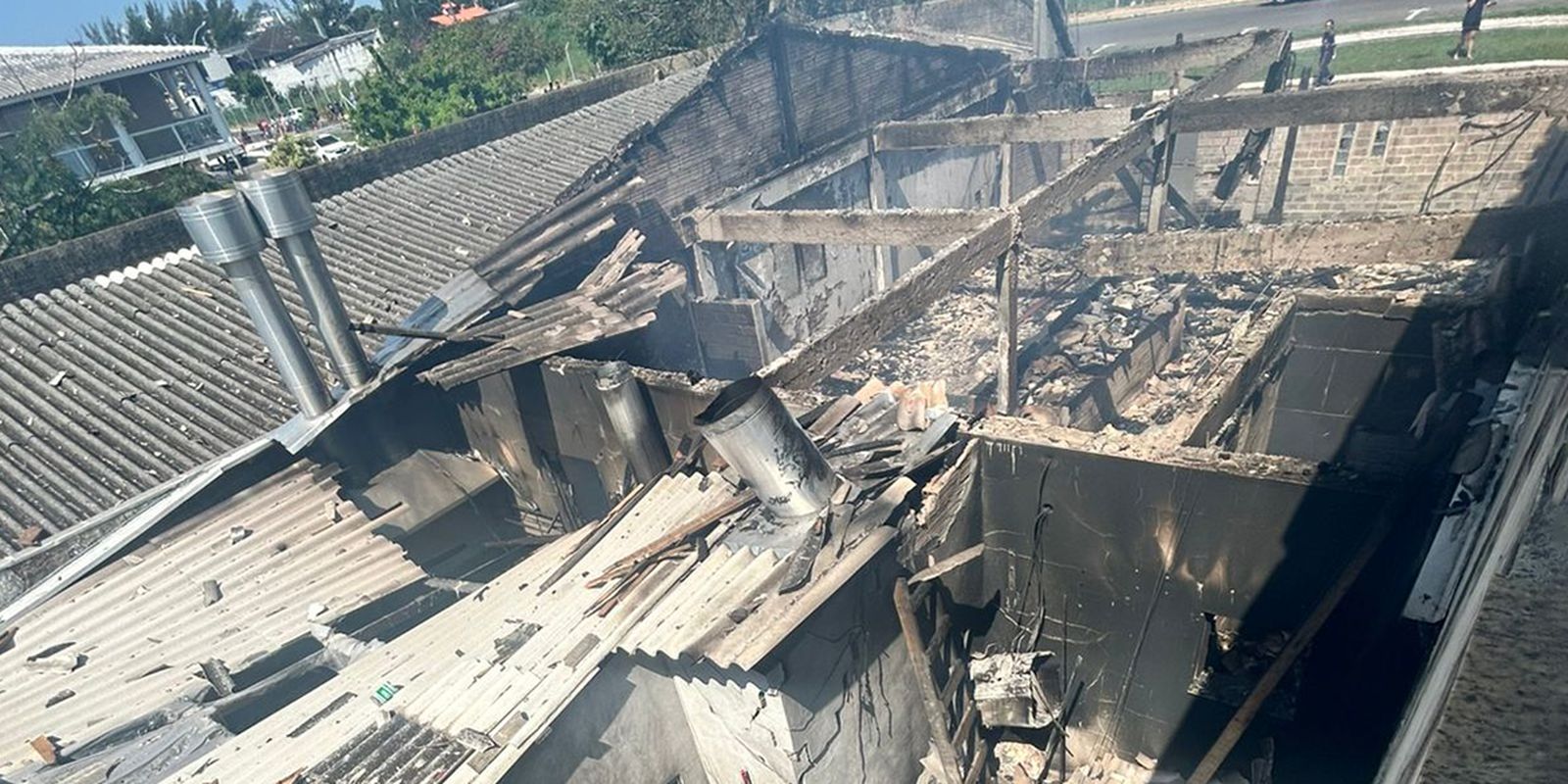 Avião de pequeno porte cai em Capão da Canoa sobre restaurante