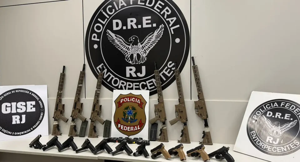 Em duas ações na Via Dutra, PF apreende 10 fuzis e 12 pistolas