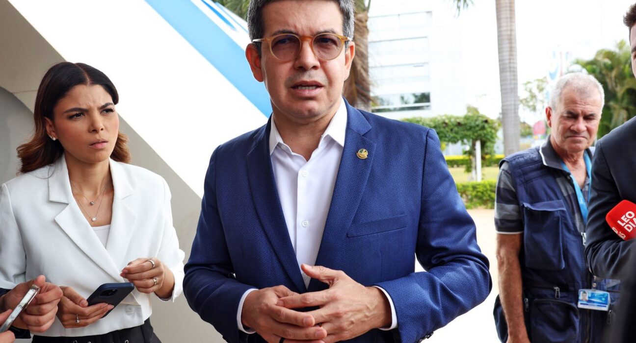 Randolfe Rodrigues afirma que governo deve indicar outro nome para STF