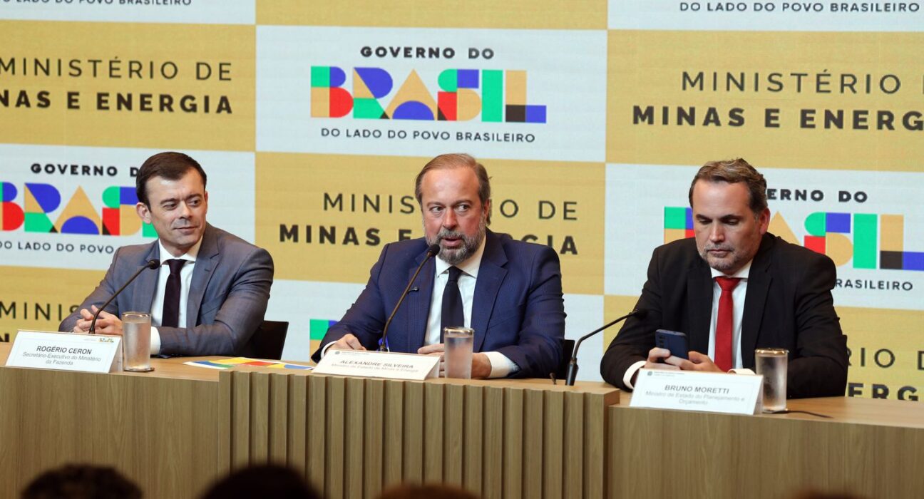 Governo cria subsídio de até R$ 0,89 para segurar preço da gasolina